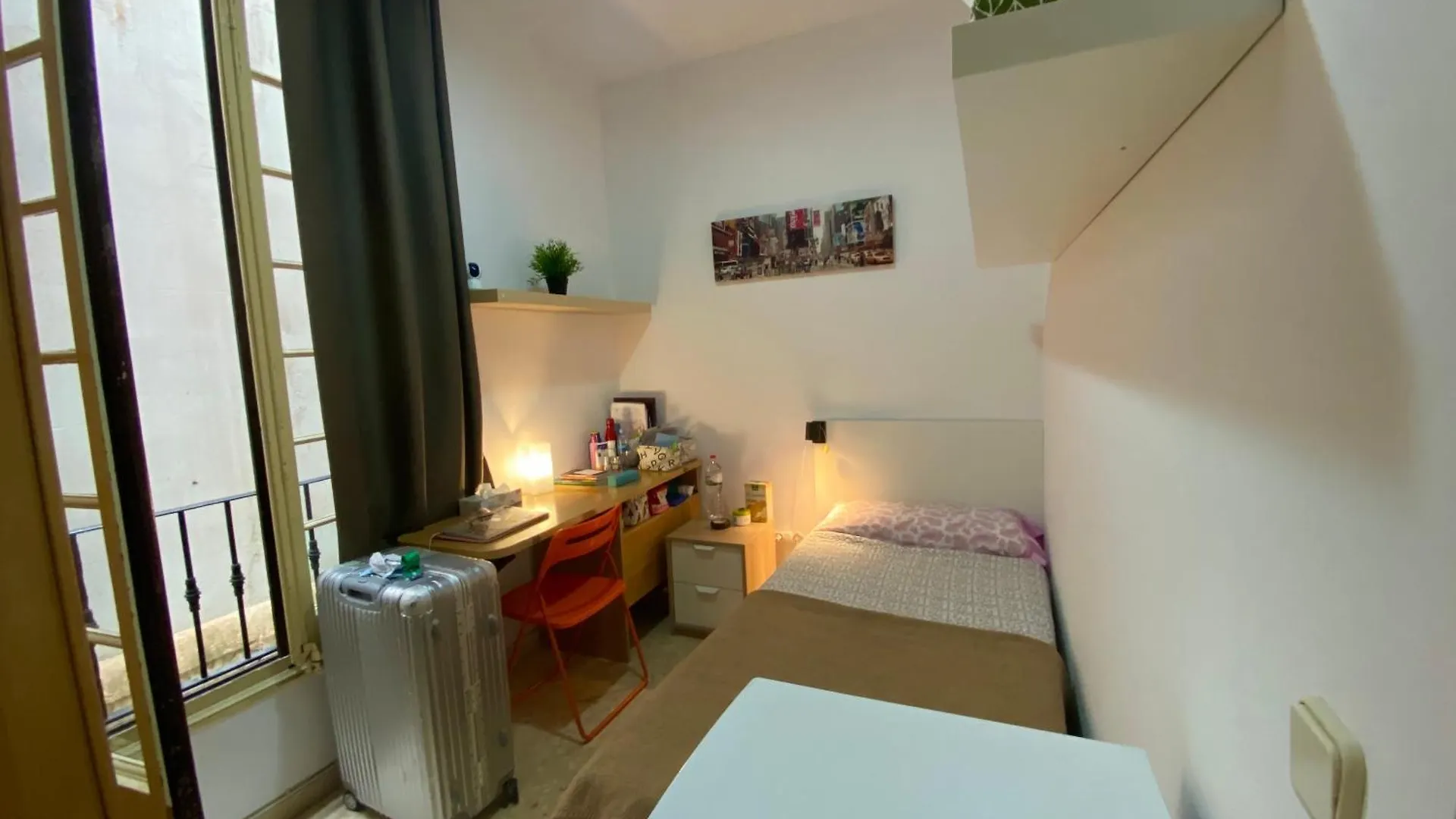 Barcelona Housing Student 0*,  España